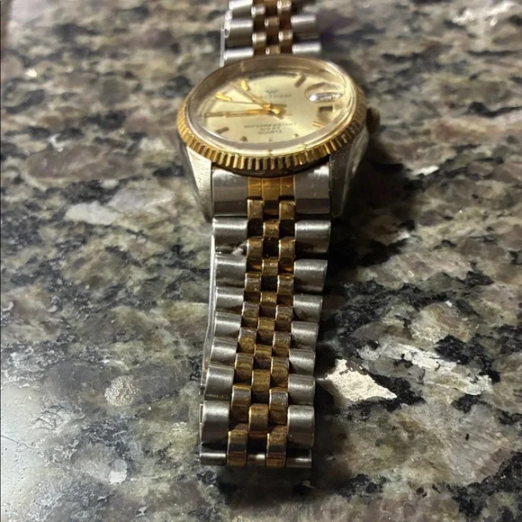Waltham Two-Tone Men display picture 1